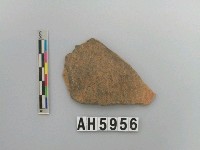 藏品(黑褐色夾砂粗繩紋陶)的圖片